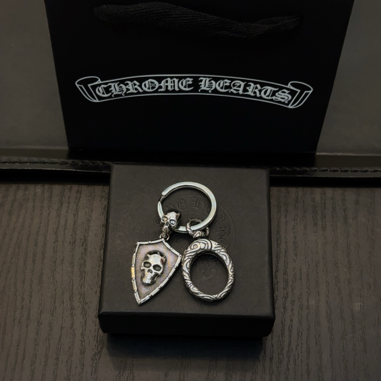 クロムハーツ「Chrome Hearts」クロスペンダントキーホルダー - 精巧なハンドメイド、アンティークシルバー彫刻、ヴィンテージパンクスタイル