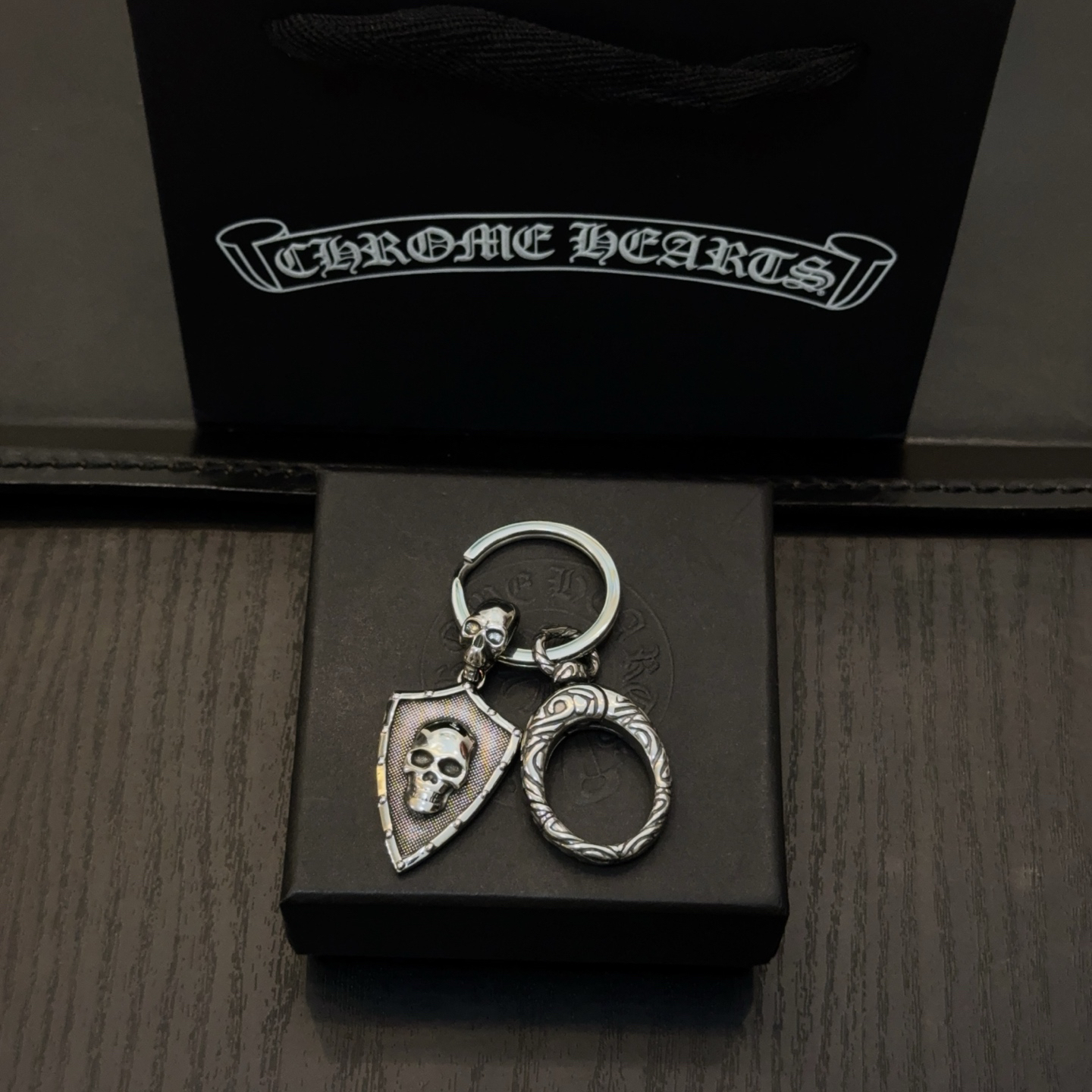 クロムハーツ「Chrome Hearts」クロスペンダントキーホルダー - 精巧なハンドメイド、アンティークシルバー彫刻、ヴィンテージパンクスタイル
