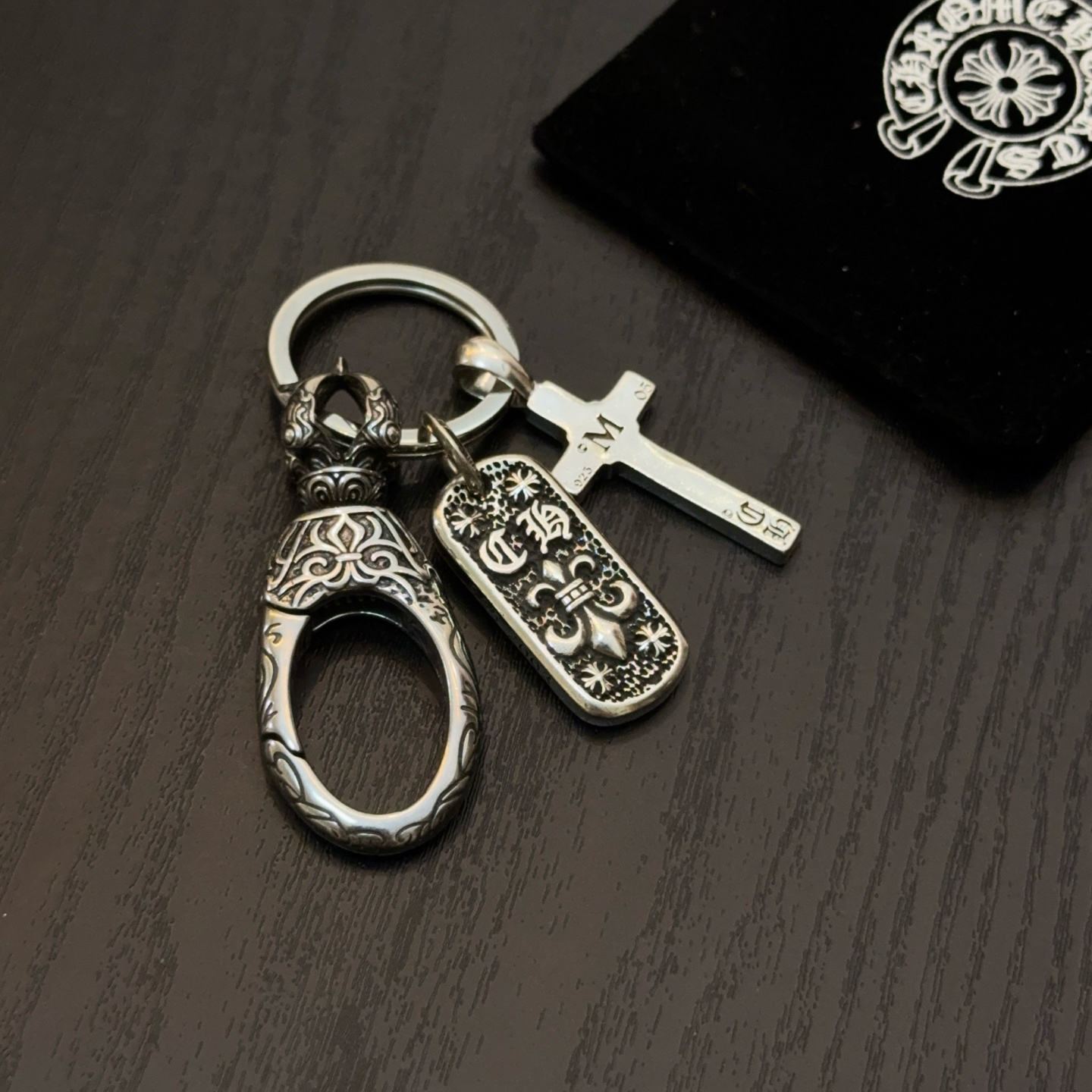 クロムハーツ「Chrome Hearts」クロスペンダントキーホルダー - 精巧なハンドメイド、アンティークシルバー彫刻、ヴィンテージパンクスタイル
