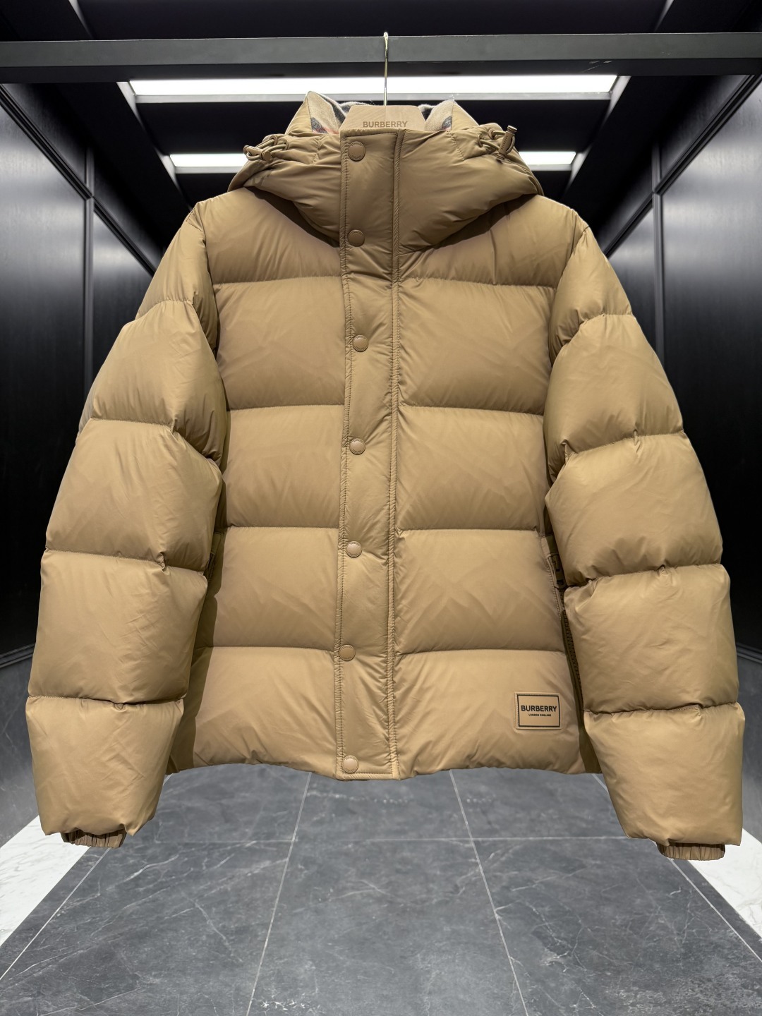 バーバリー「Burberry」クラシックウールチェックカラーナイロンダウンジャケット