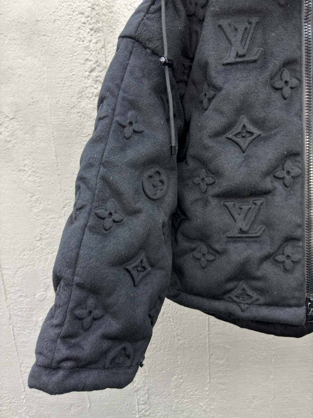 ルイ・ヴィトン「Louis Vuitton」MONOGRAM 浮き彫りエンボス加工ダウンジャケット