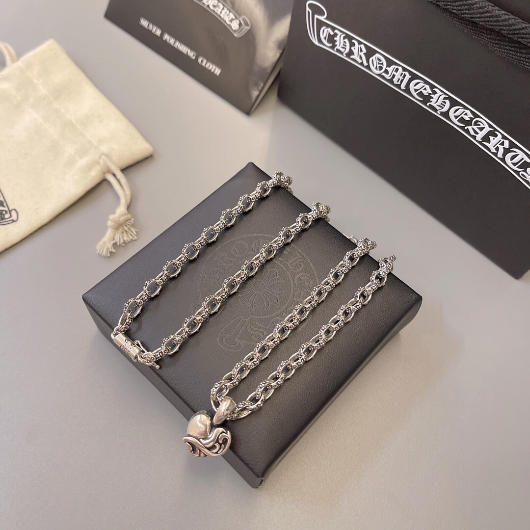 クロムハーツ「Chrome Hearts」のクラシックネックレス - 日常に上品なアクセントを添えるユニセックスモデル