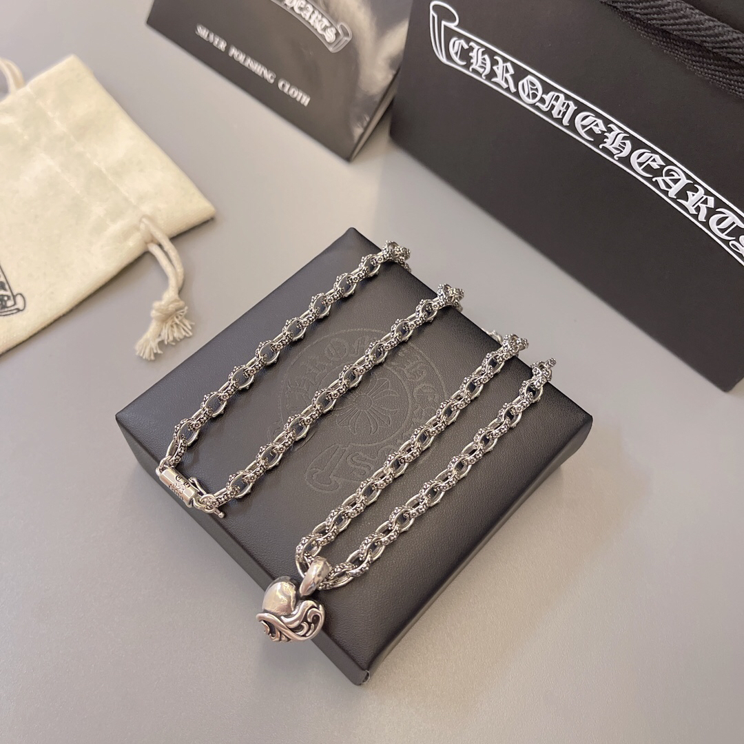 クロムハーツ「Chrome Hearts」のクラシックネックレス - 日常に上品なアクセントを添えるユニセックスモデル