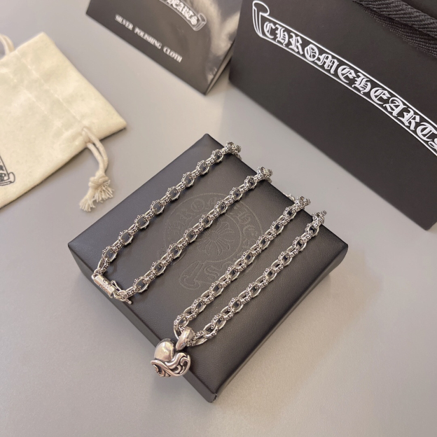 クロムハーツ「Chrome Hearts」のクラシックネックレス - 日常に上品なアクセントを添えるユニセックスモデル