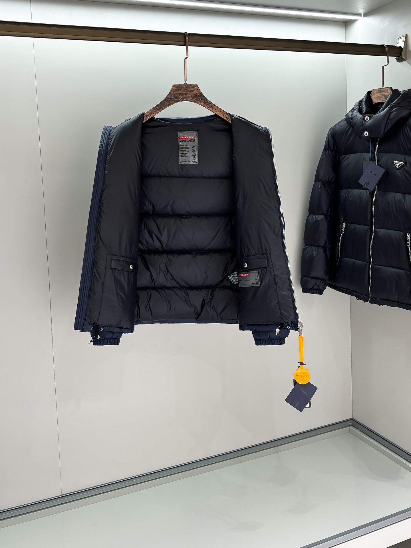 プラダ「Prada」秋冬フード付きダウンジャケット