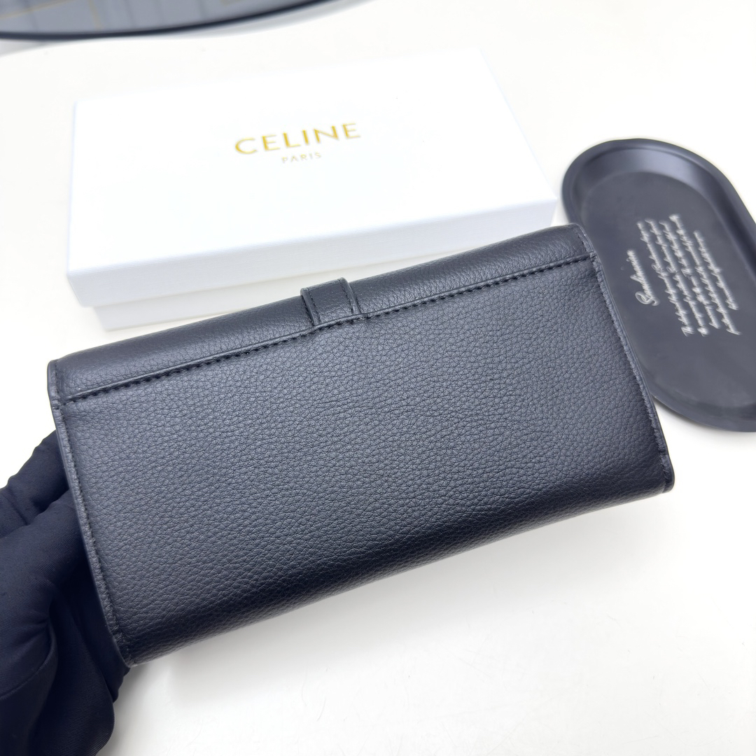 セリーヌ「Celine」TRIOMPHE CUIR ラージジップウォレット