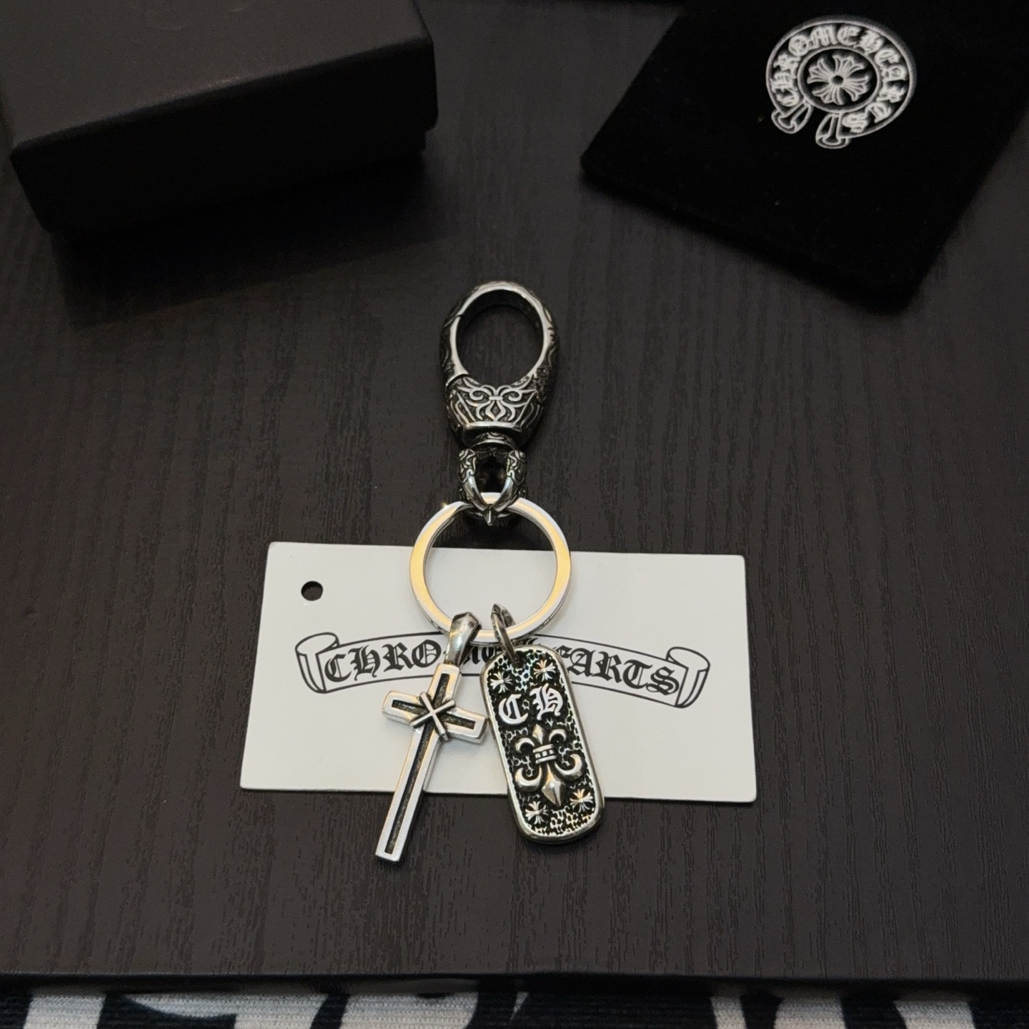 クロムハーツ「Chrome Hearts」クロスペンダントキーホルダー - 精巧なハンドメイド、アンティークシルバー彫刻、ヴィンテージパンクスタイル