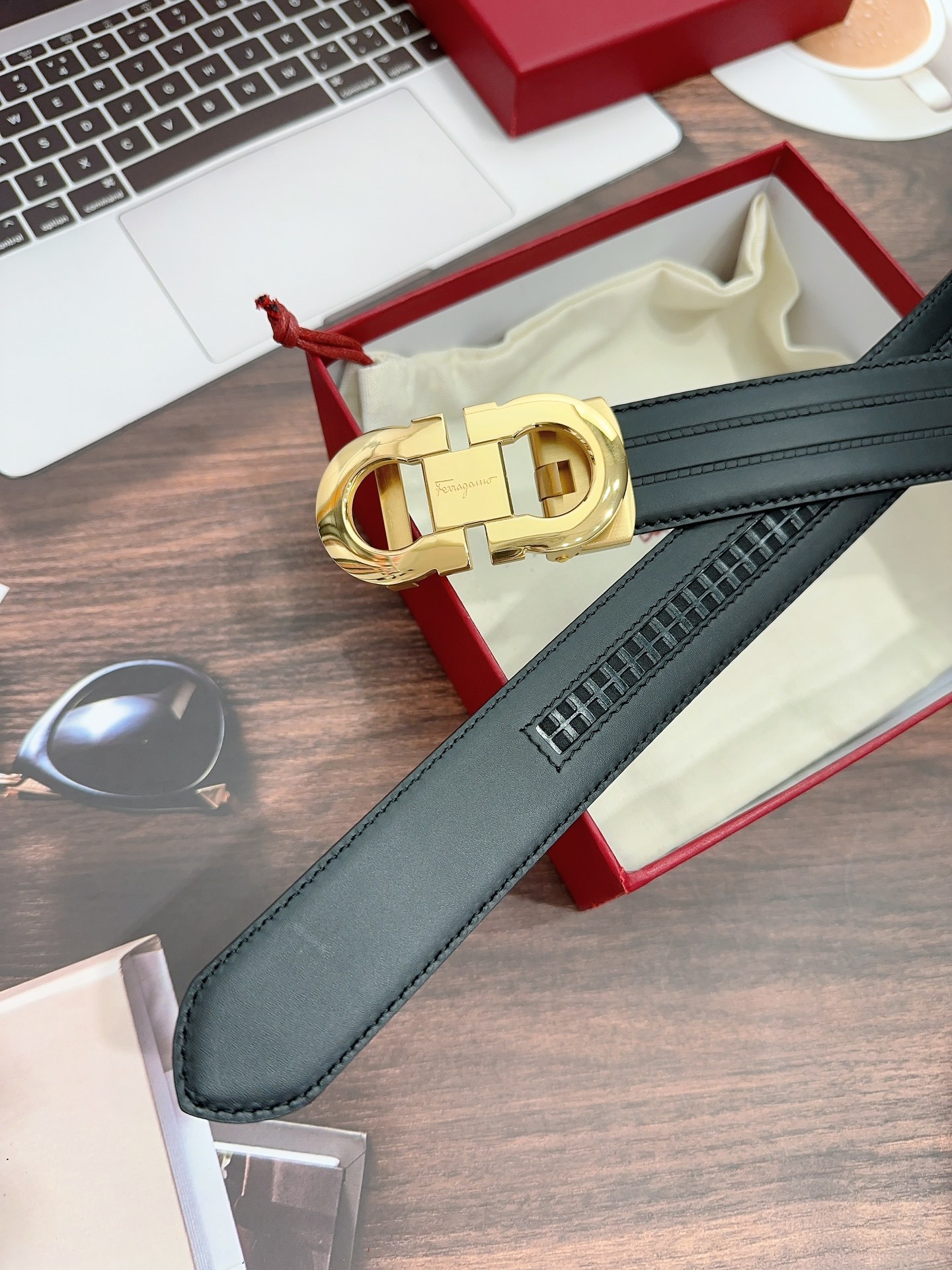 【新規倉庫入り】Salvatore Ferragamo 職人仕上げ高級ベルト「全長約 100cm」