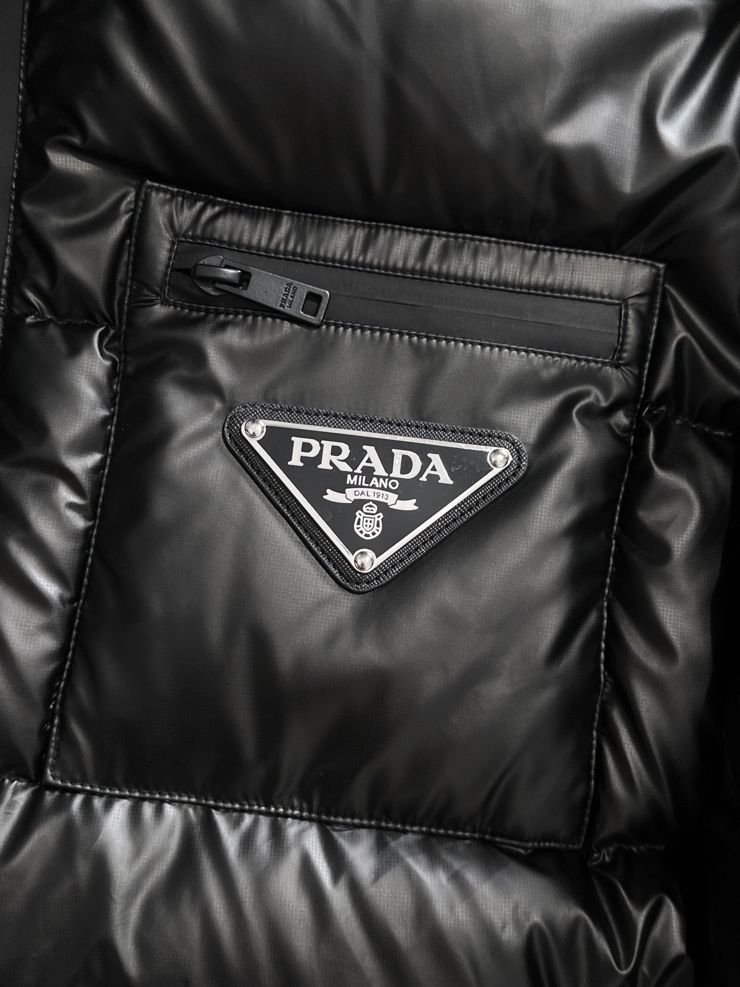 プラダ「Prada」人気爆発のファッション＆防寒ショートダウンジャケット