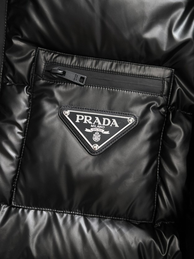 プラダ「Prada」人気爆発のファッション＆防寒ショートダウンジャケット