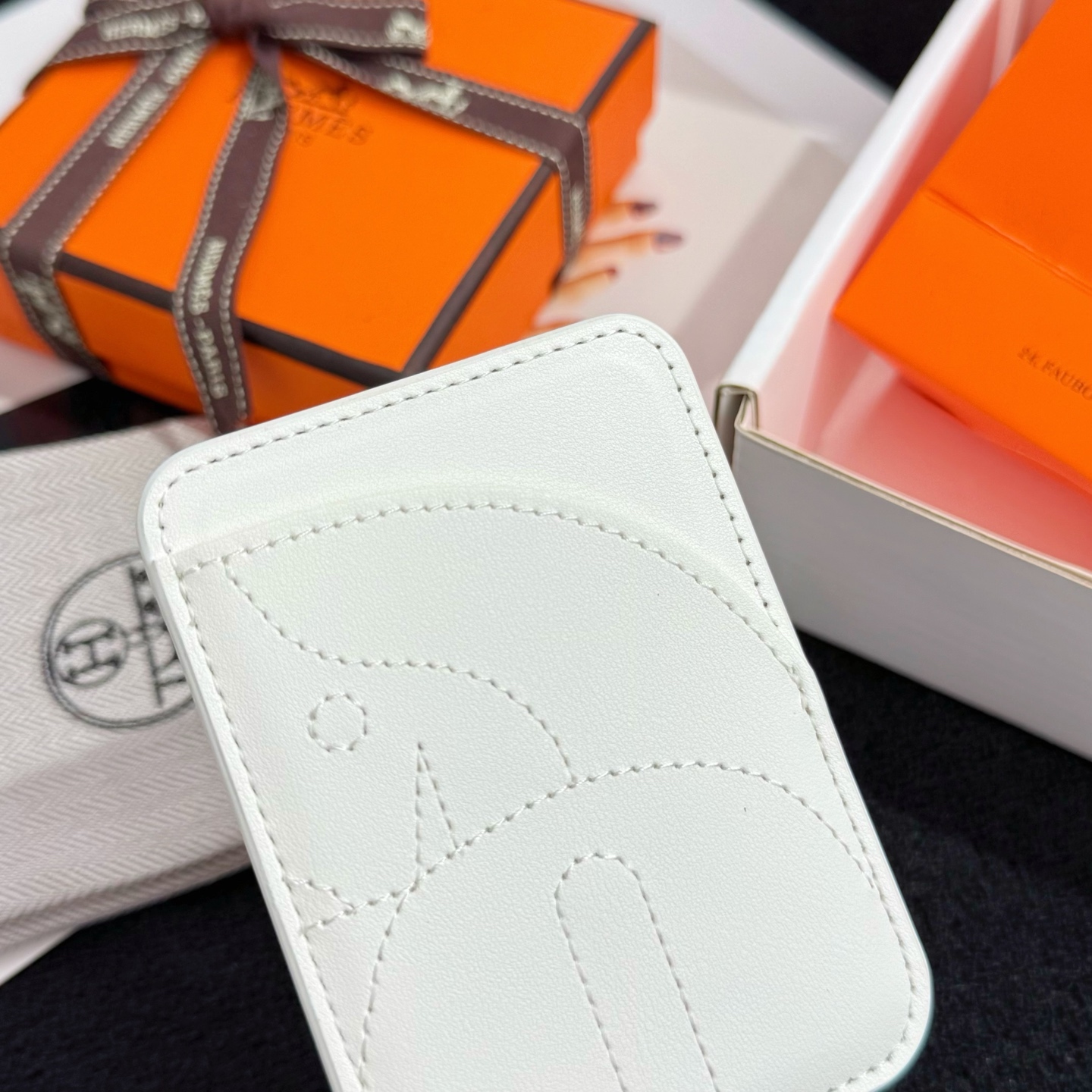 【限定新入荷】エルメス Cheval MagSafe 本革カードケース「12 シリーズ以降全 iPhone 対応」