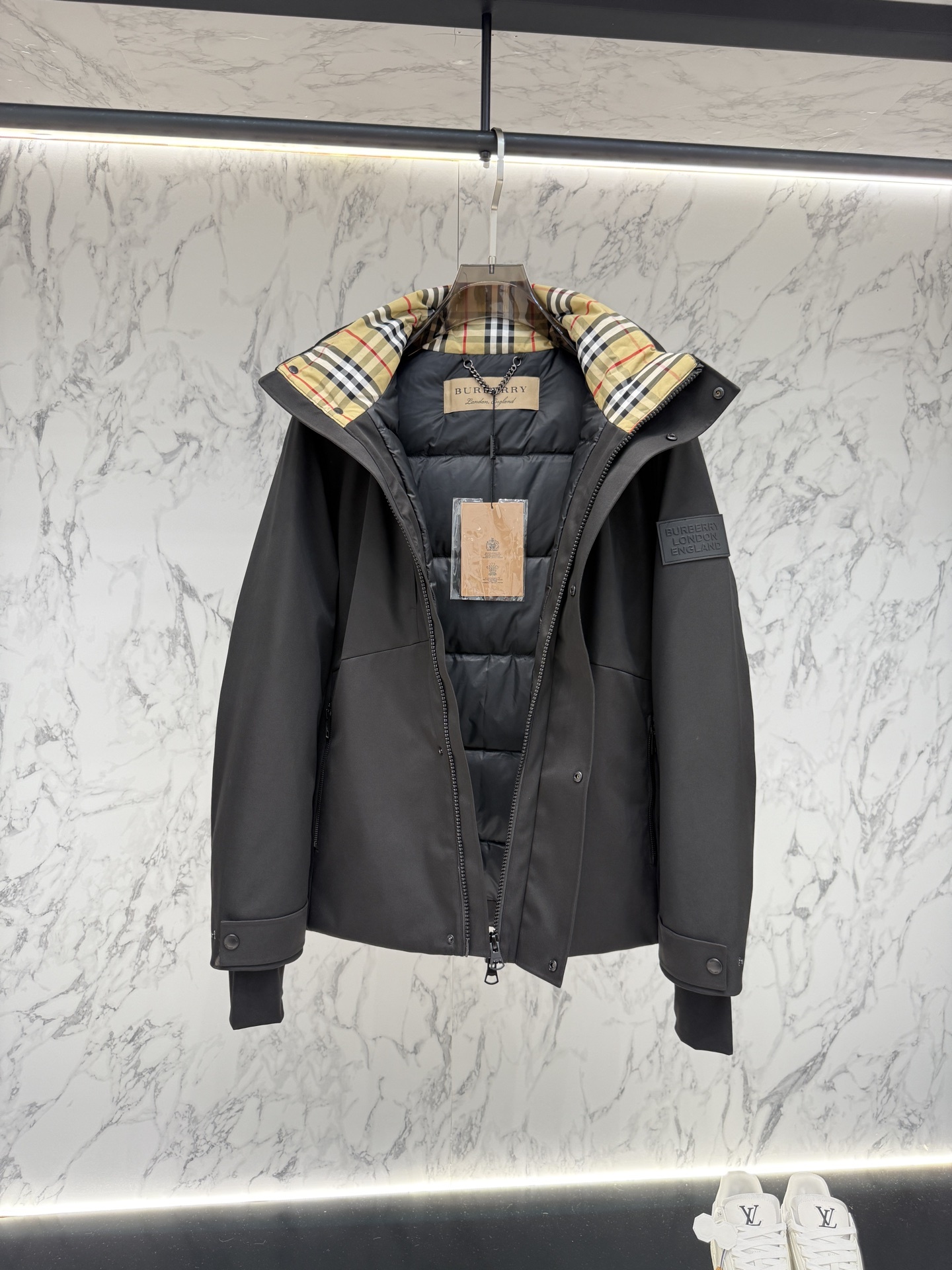 バーバリー「Burberry」秋冬フード付き防寒ダウンジャケット