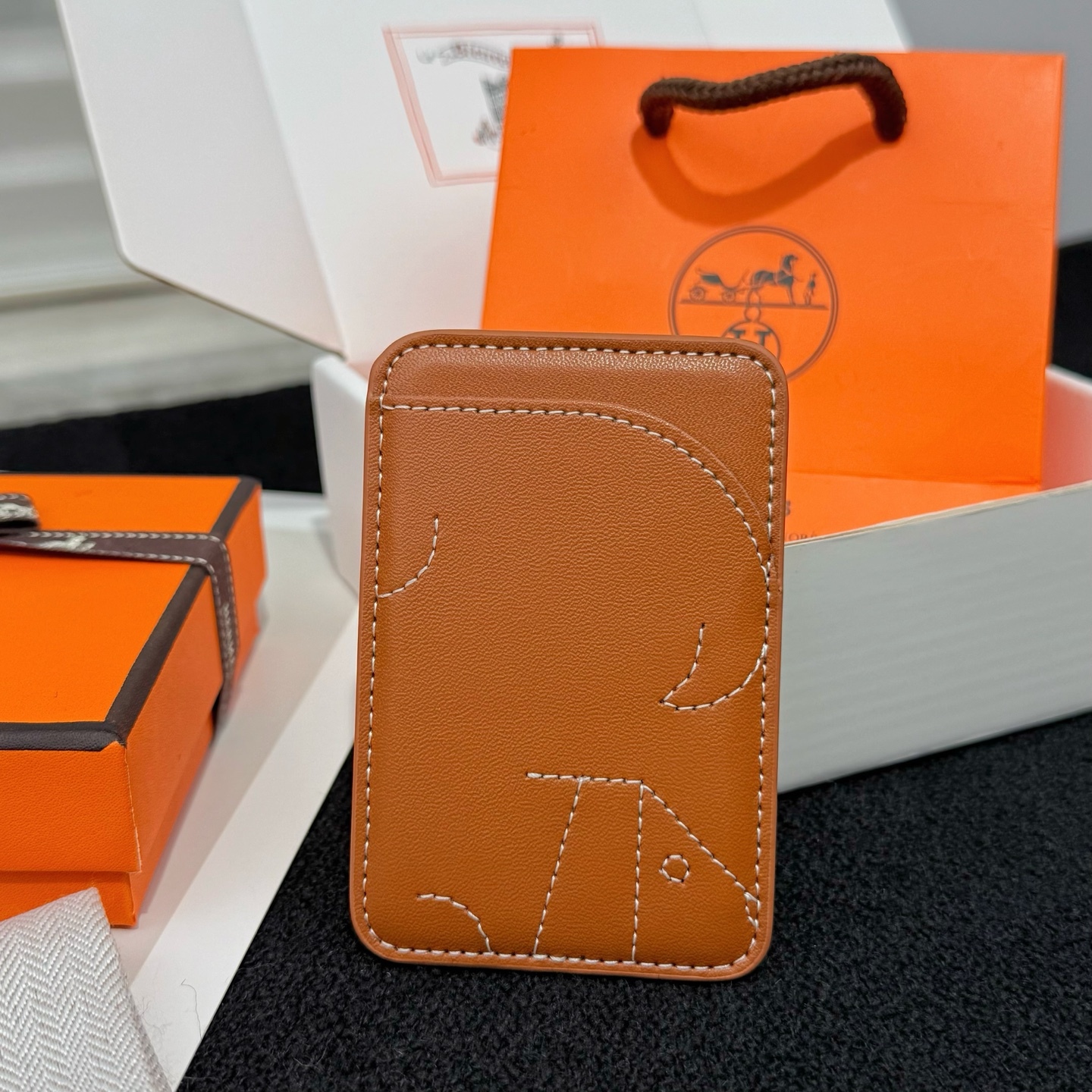 【限定新入荷】エルメス Cheval MagSafe 本革カードケース「12 シリーズ以降全 iPhone 対応」