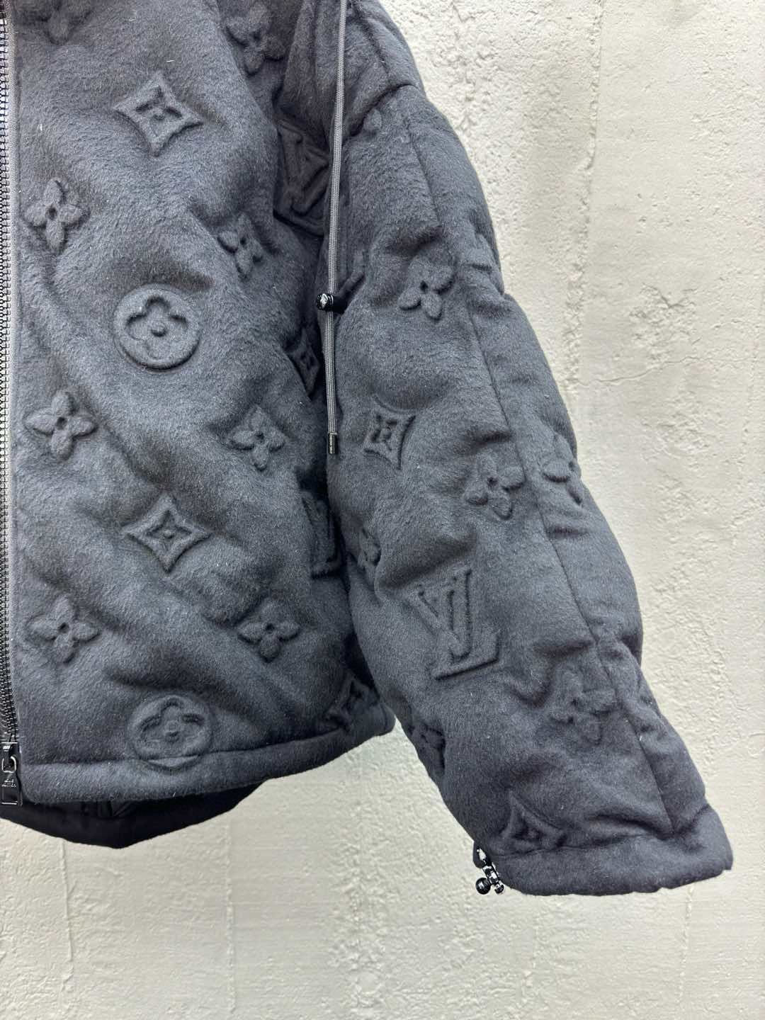 ルイ・ヴィトン「Louis Vuitton」MONOGRAM 浮き彫りエンボス加工ダウンジャケット