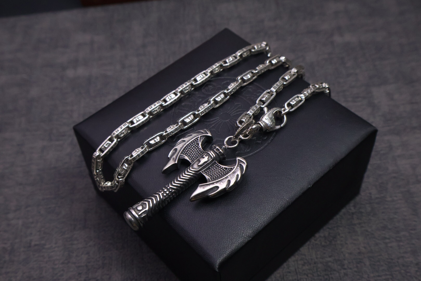 クロムハーツ「Chrome Hearts」のクラシックネックレス - 日常に上品なアクセントを添えるユニセックスモデル