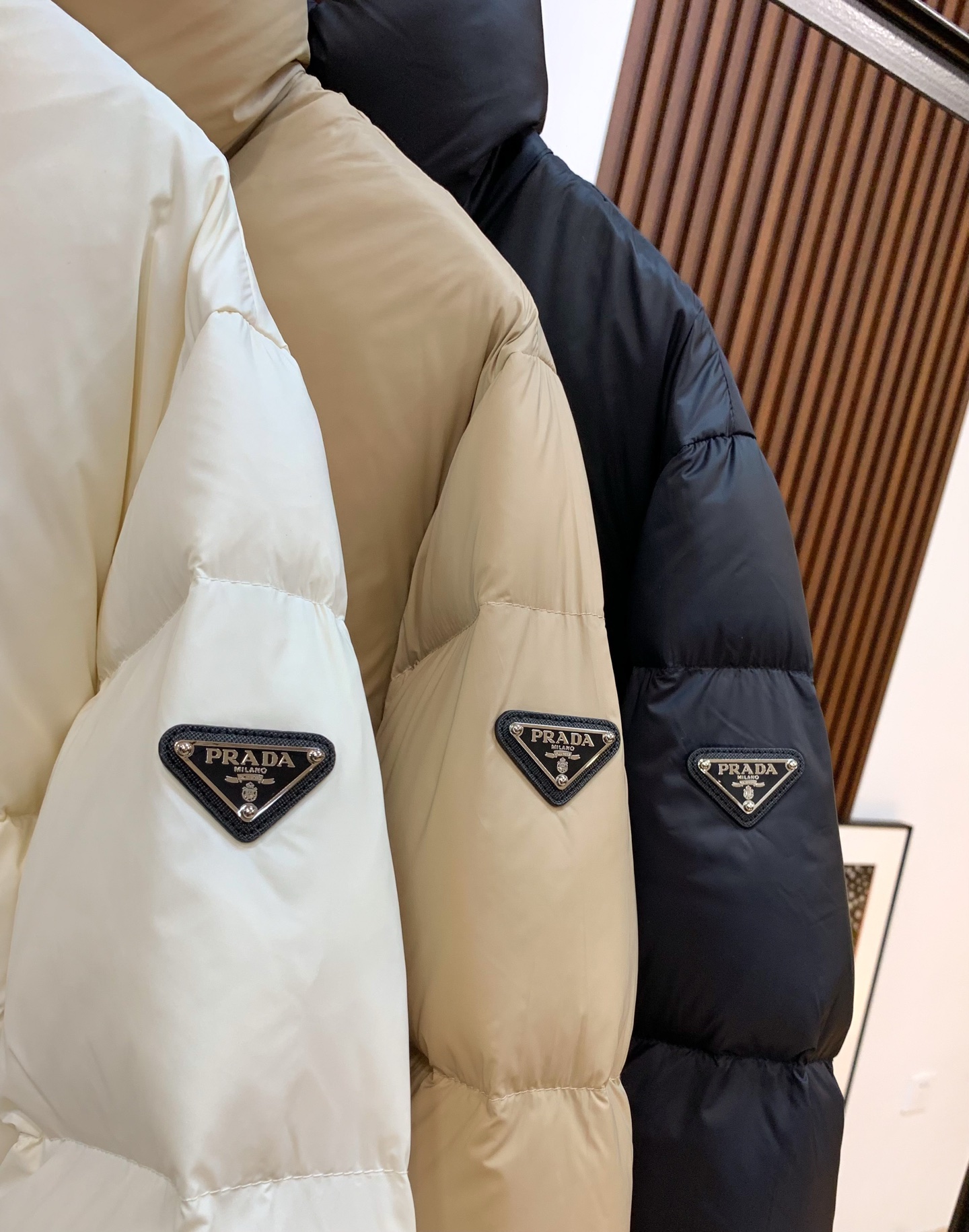 プラダ「Prada」秋冬ダウンジャケット スタンドカラー