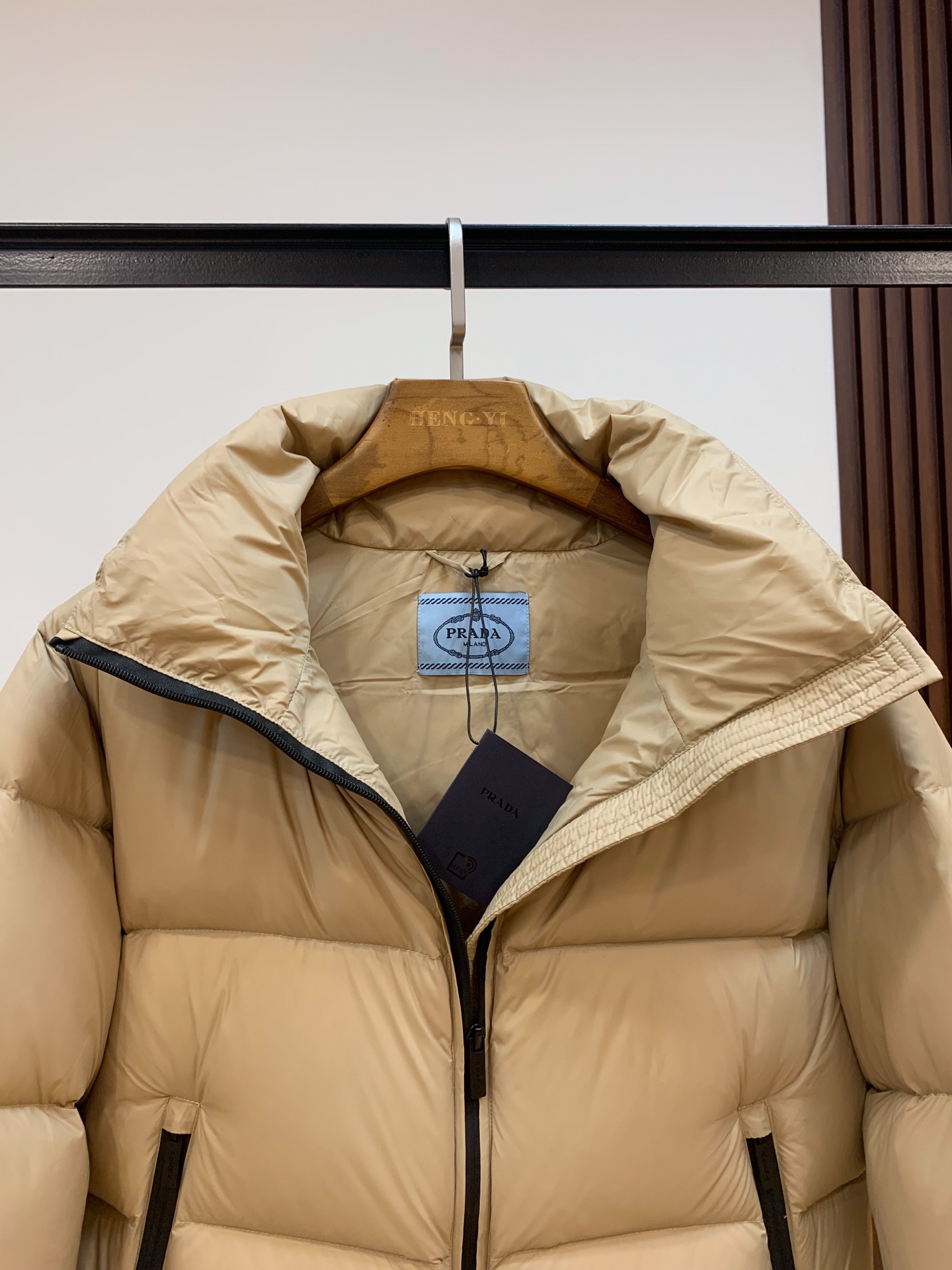 プラダ「Prada」秋冬ダウンジャケット スタンドカラー