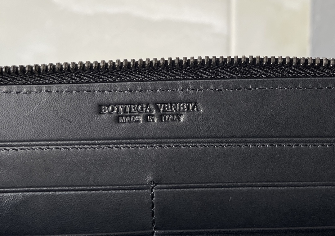 ボッテガ・ヴェネタ「Bottega Veneta」イントレチャート ザッパー ウォレット