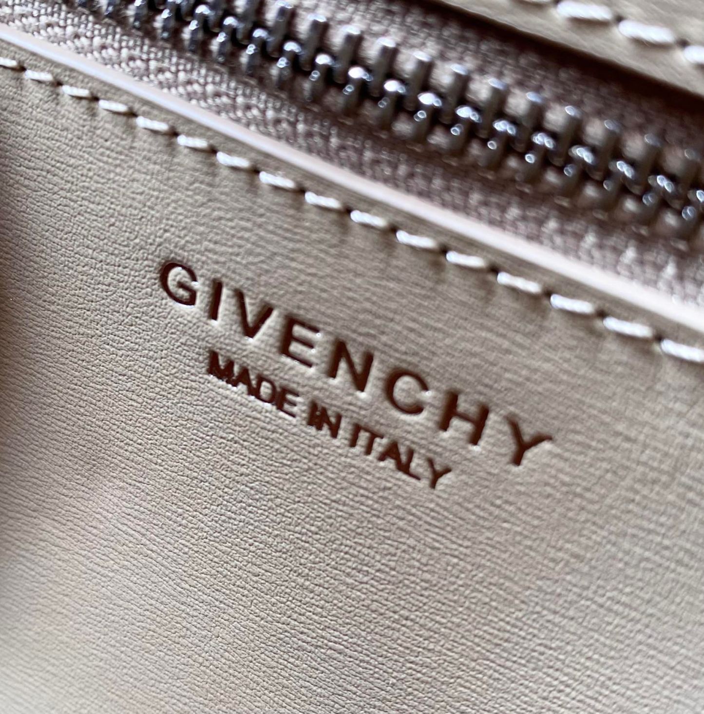 ジバンシィ「Givenchy」スモール アンティゴナ ボックスレザー バッグ