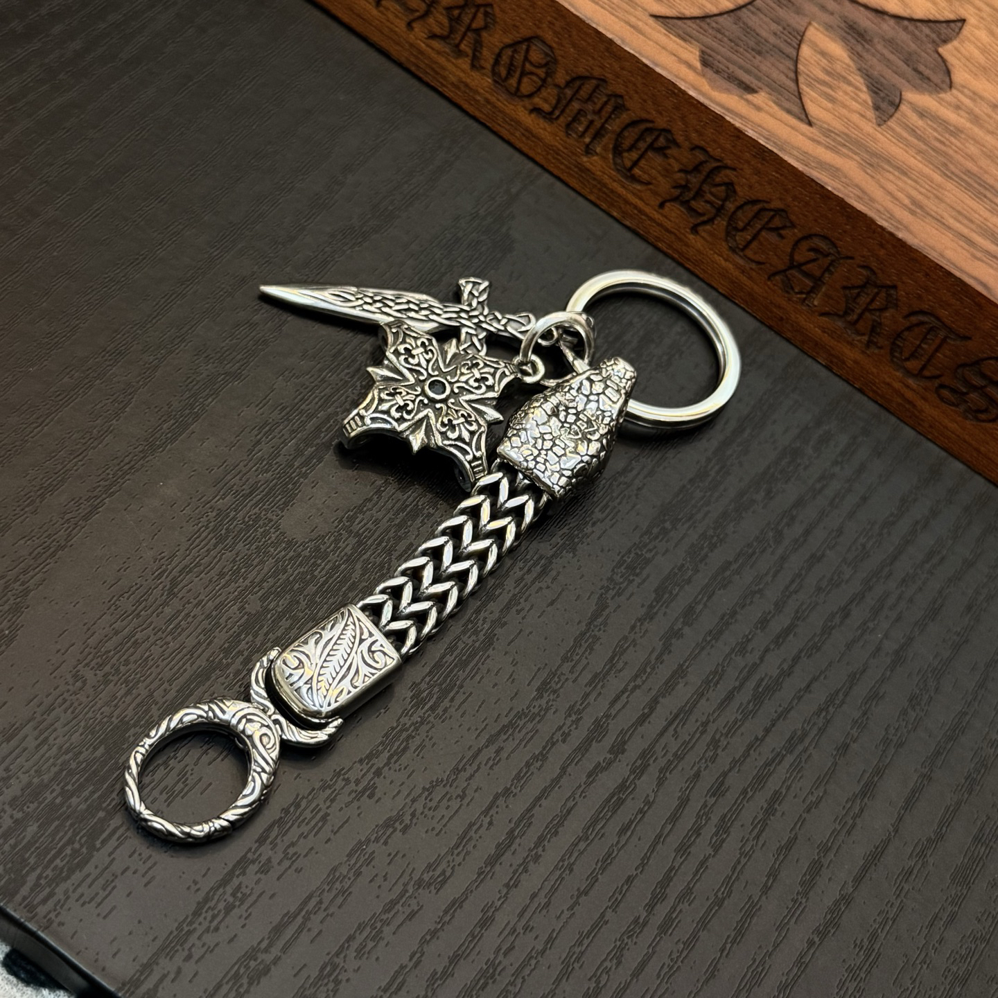 クロムハーツ「Chrome Hearts」クロスペンダントキーホルダー - 精巧なハンドメイド、アンティークシルバー彫刻、ヴィンテージパンクスタイル