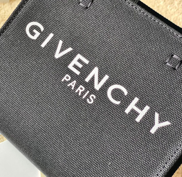 ジバンシィ「Givenchy」スモール アンティゴナ ボックスレザー バッグ