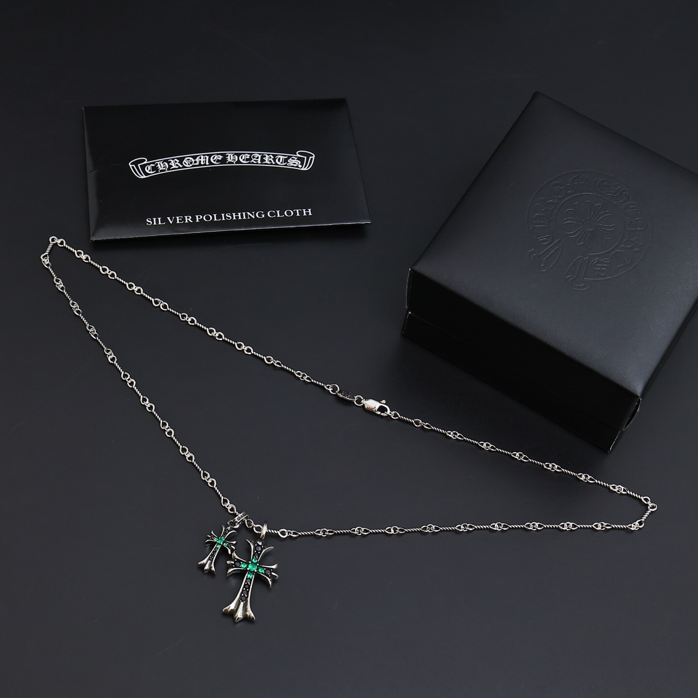 クロムハーツ「Chrome Hearts」のクラシックネックレス - 日常に上品なアクセントを添えるユニセックスモデル
