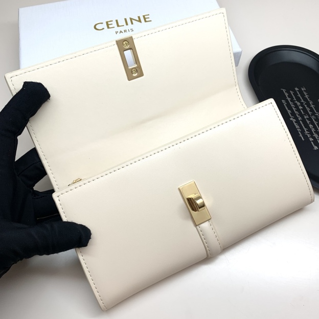 セリーヌ「Celine」TRIOMPHE CUIR ラージジップウォレット
