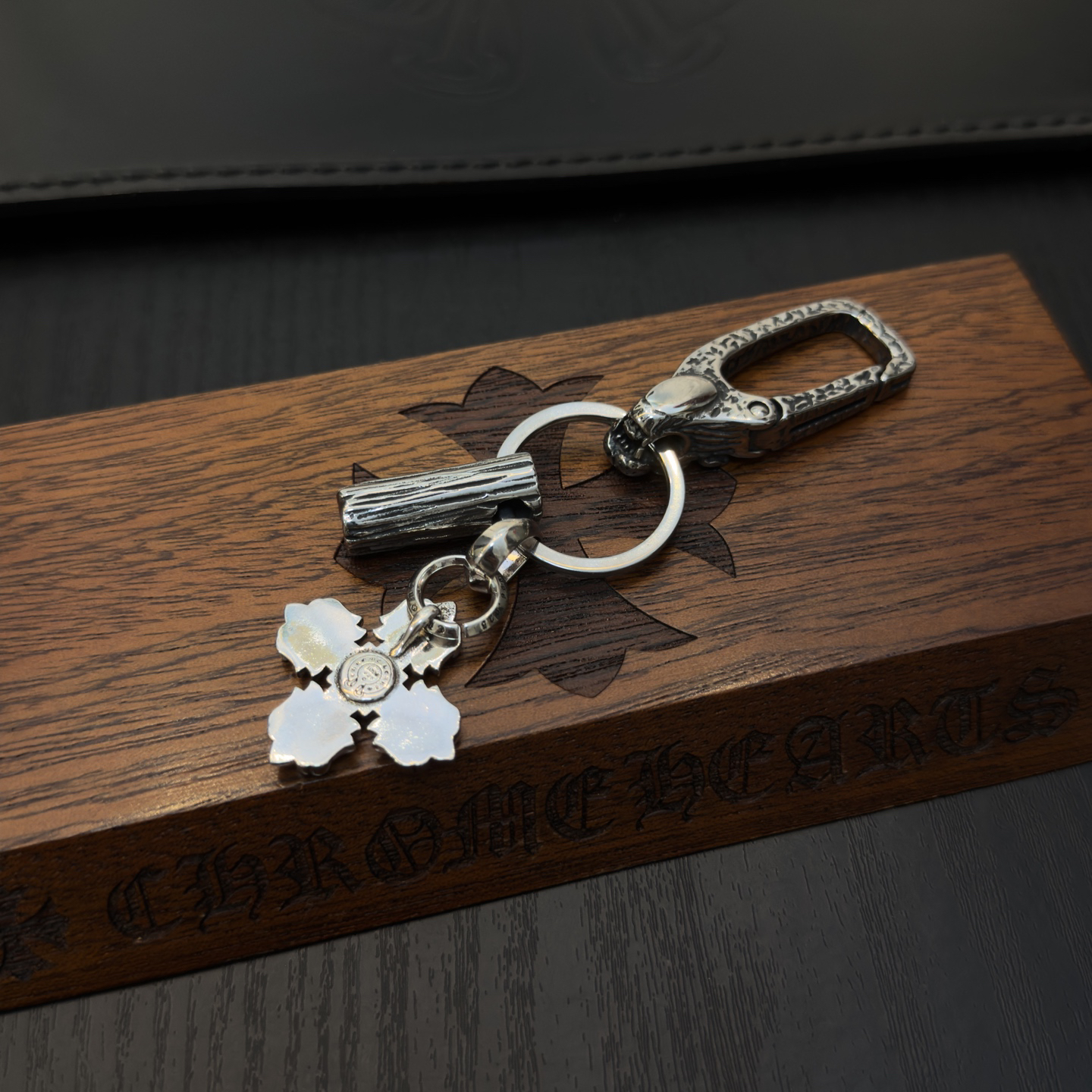 クロムハーツ「Chrome Hearts」クロスペンダントキーホルダー - 精巧なハンドメイド、アンティークシルバー彫刻、ヴィンテージパンクスタイル