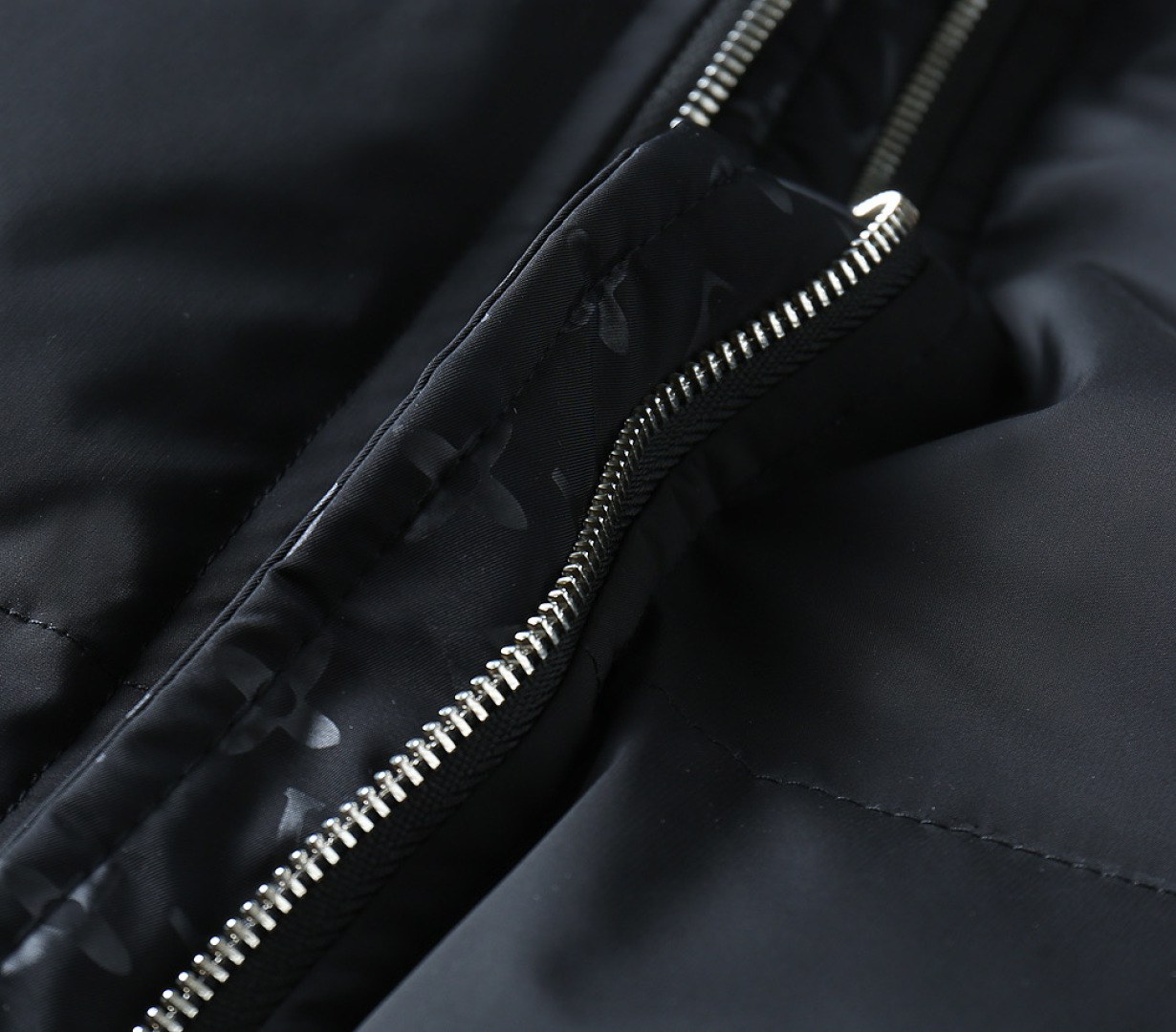 ルイ・ヴィトン「Louis Vuitton」‌秋冬用フード付きダウンジャケット