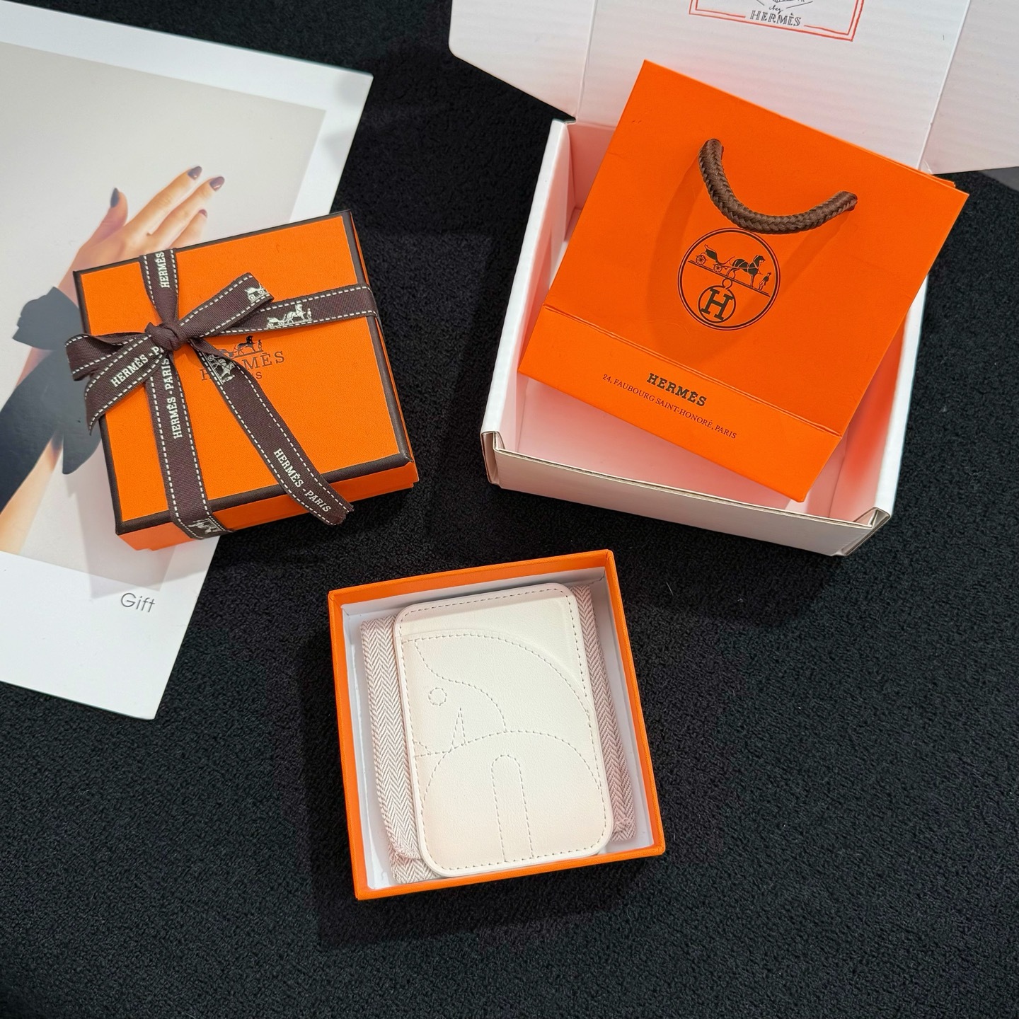 【限定新入荷】エルメス Cheval MagSafe 本革カードケース「12 シリーズ以降全 iPhone 対応」