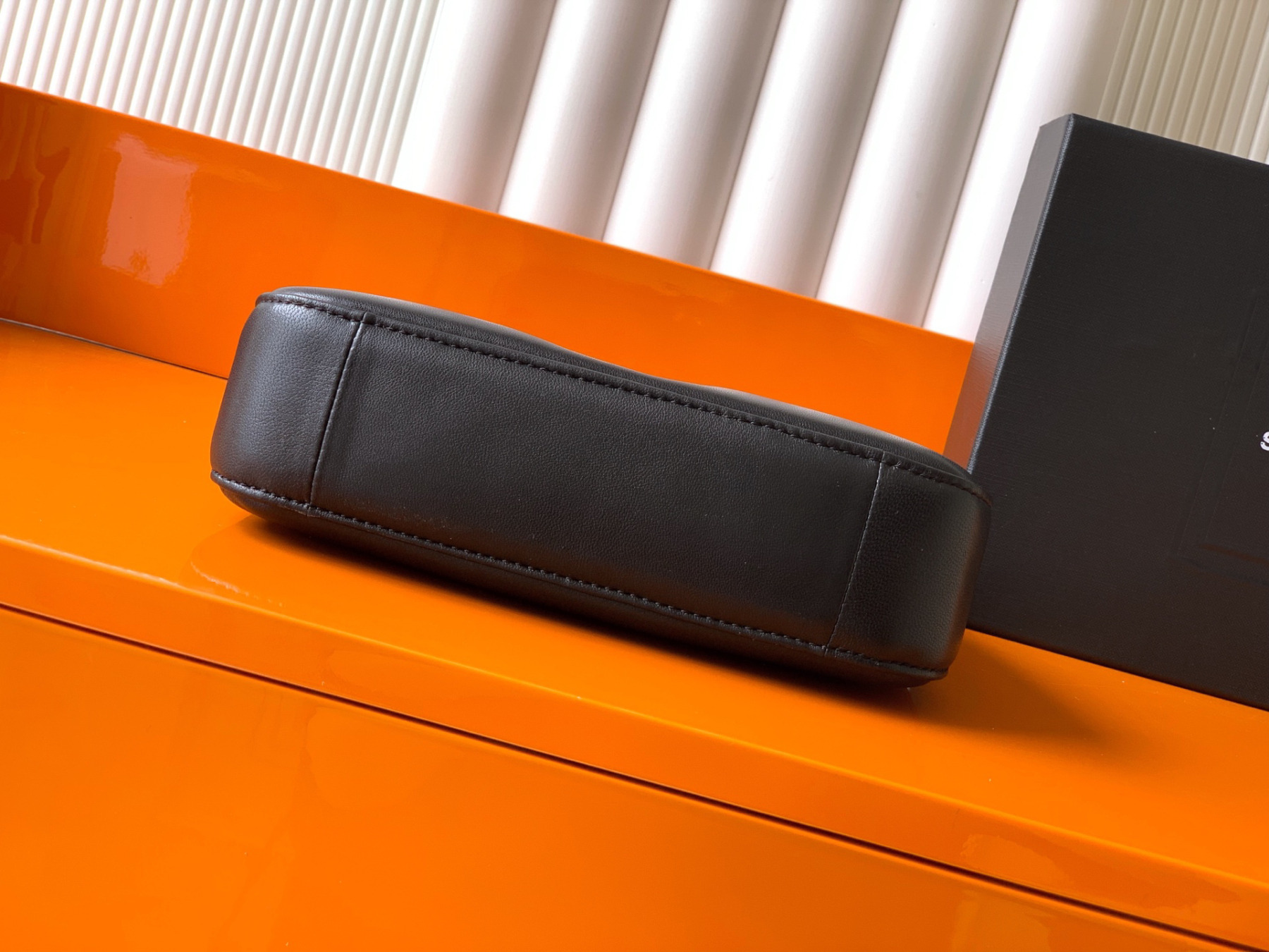 サンローラン「Saint Laurent」CALYO ミニ エンボス加工 ラムレザー ホボバッグ 20×12×5cm