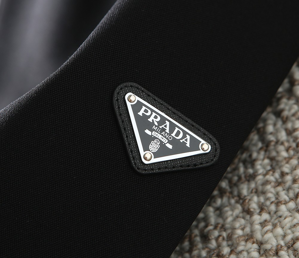 プラダ「Prada」秋冬 フード付きアウター