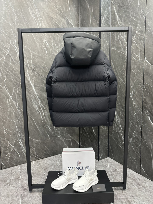 モンクレール Madeira ショート丈 メンズ ダウンジャケット