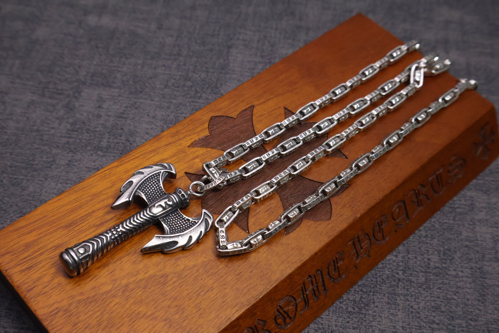 クロムハーツ「Chrome Hearts」のクラシックネックレス - 日常に上品なアクセントを添えるユニセックスモデル