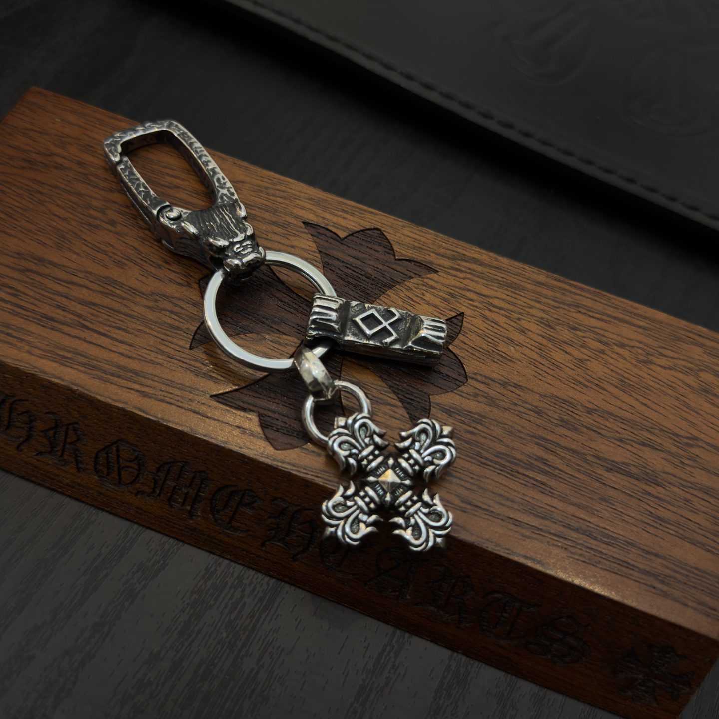 クロムハーツ「Chrome Hearts」クロスペンダントキーホルダー - 精巧なハンドメイド、アンティークシルバー彫刻、ヴィンテージパンクスタイル