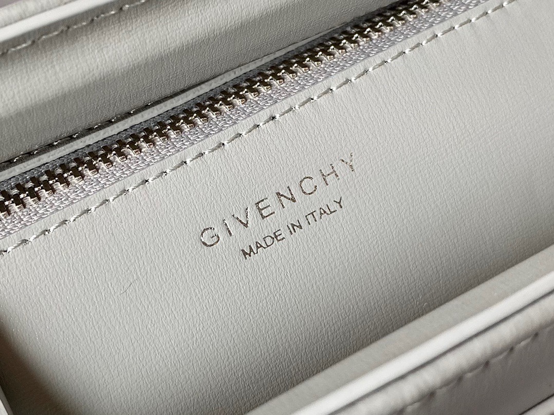 ジバンシィ「Givenchy」スモール アンティゴナ ボックスレザー バッグ