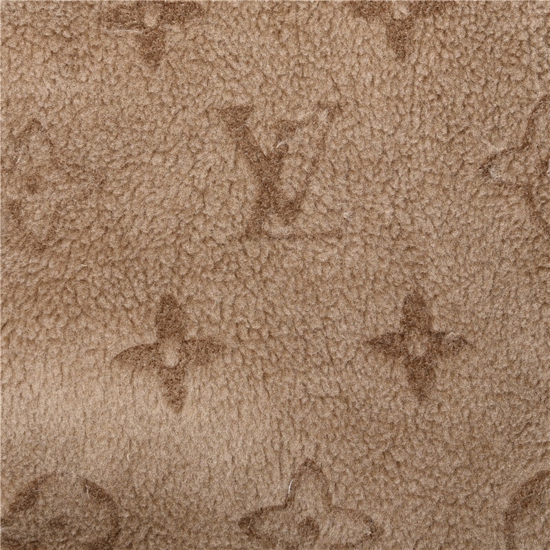 Louis Vuitton / ルイ・ヴィトン 23Fw（2024 年秋冬） 両面式のフード付きウェストタイトなジャケット。