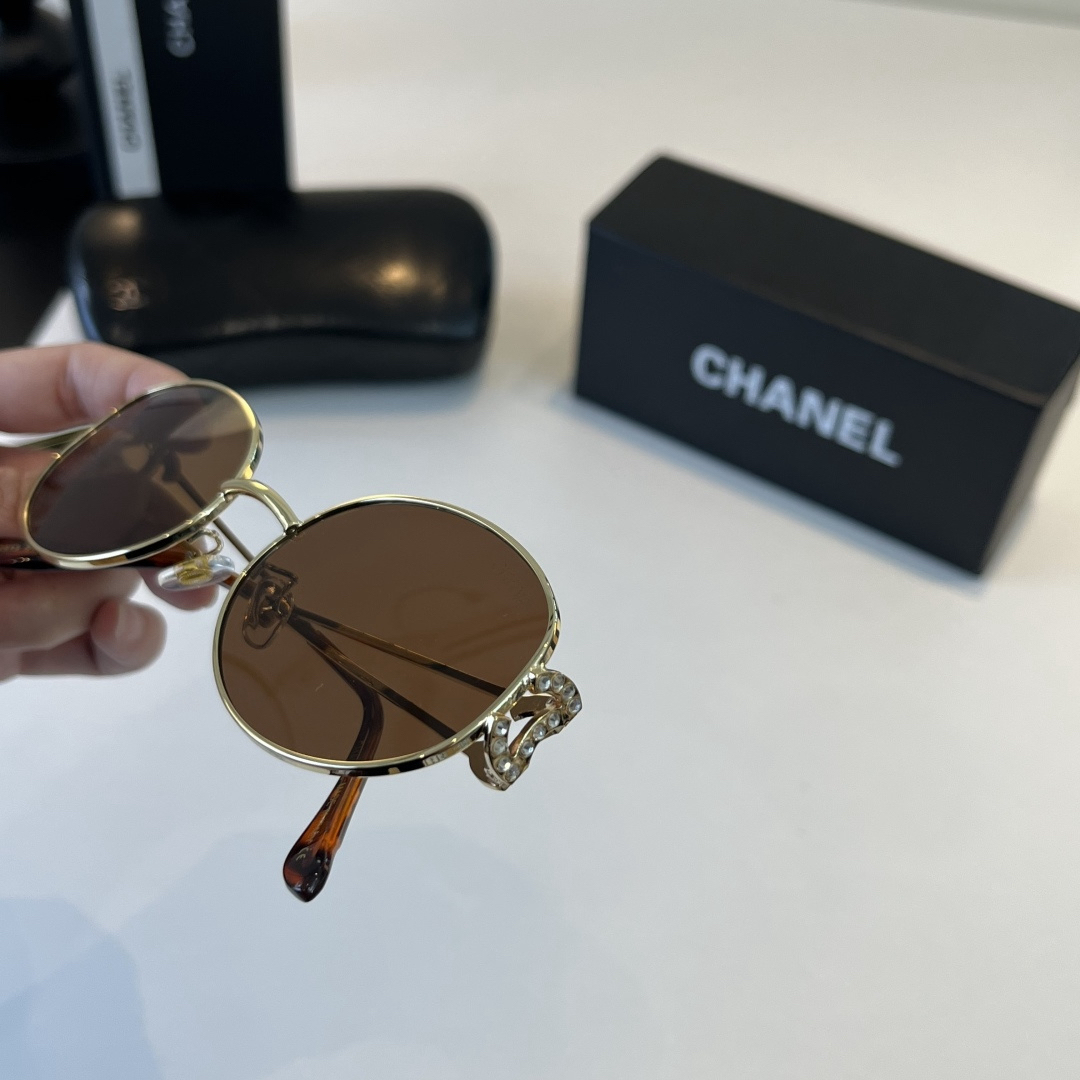 【新作到着】Chanel ハイセンスデザインサングラス「遮光レンズ搭載」