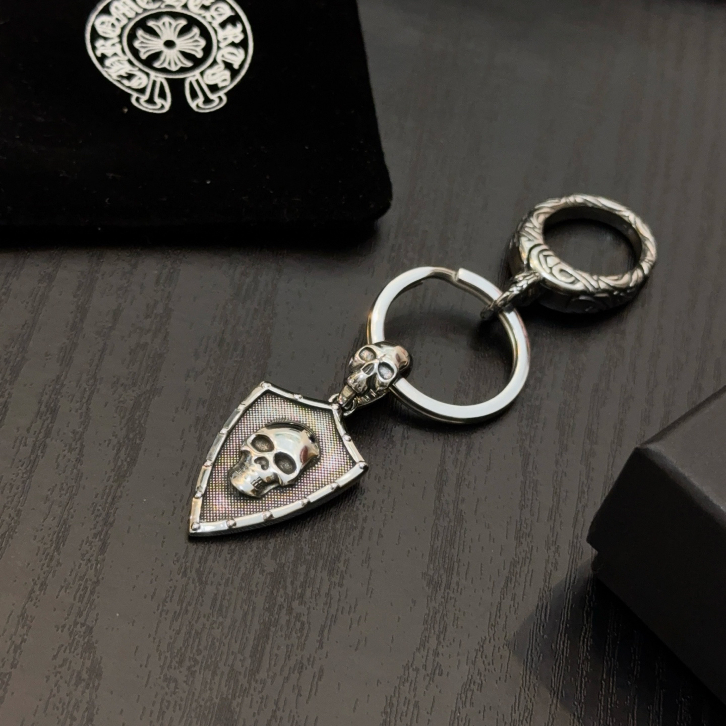 クロムハーツ「Chrome Hearts」クロスペンダントキーホルダー - 精巧なハンドメイド、アンティークシルバー彫刻、ヴィンテージパンクスタイル