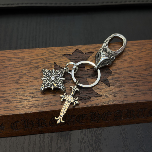 クロムハーツ「Chrome Hearts」クロスペンダントキーホルダー - 精巧なハンドメイド、アンティークシルバー彫刻、ヴィンテージパンクスタイル