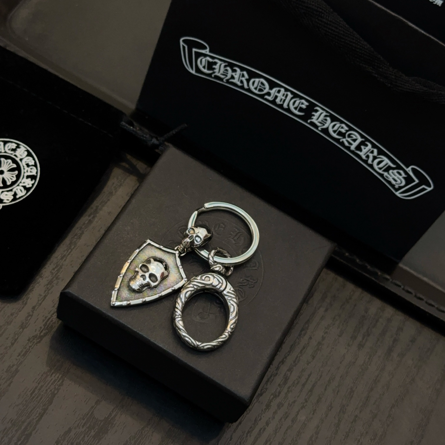 クロムハーツ「Chrome Hearts」クロスペンダントキーホルダー - 精巧なハンドメイド、アンティークシルバー彫刻、ヴィンテージパンクスタイル