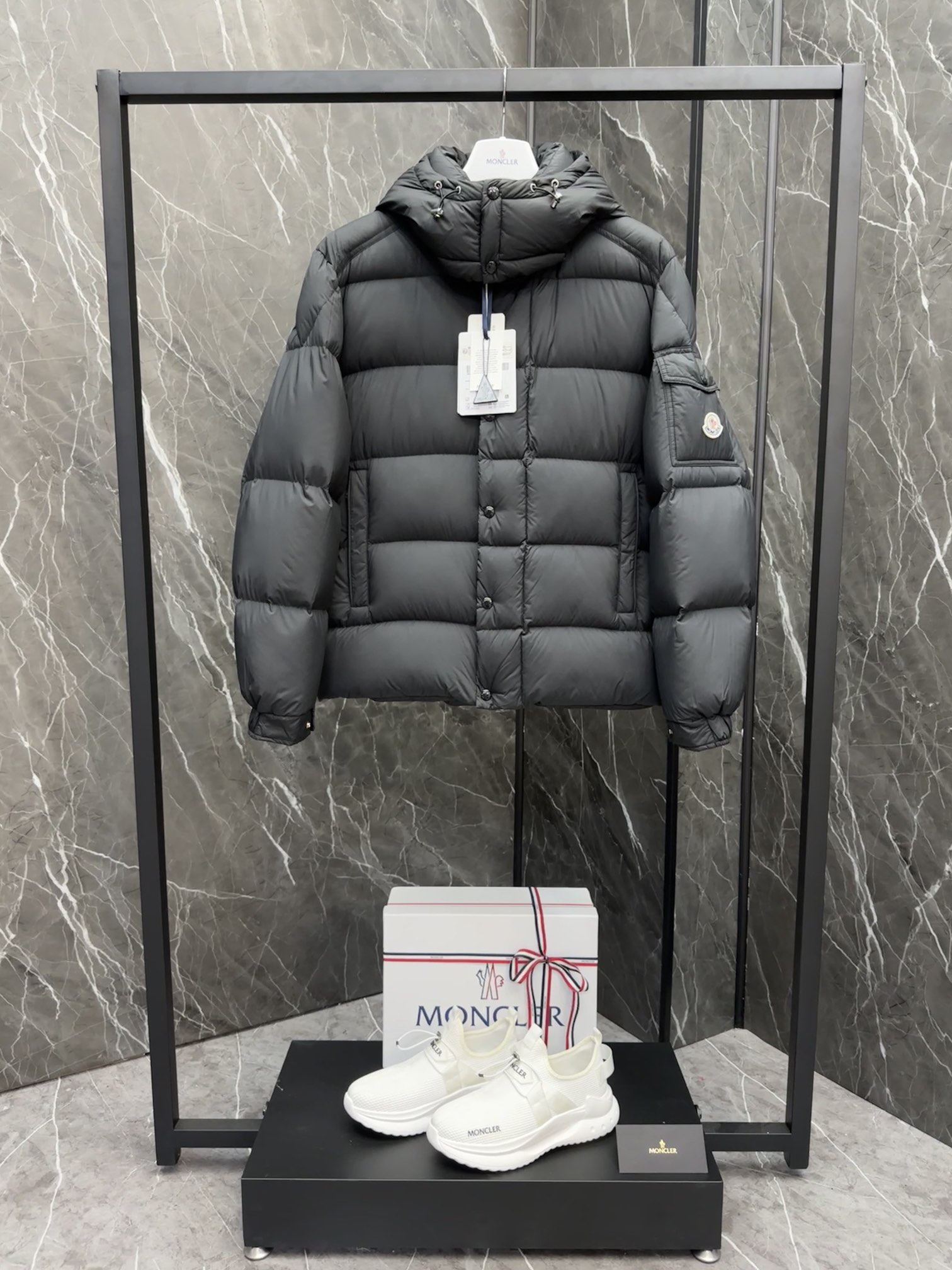 モンクレール Vezere メンズ ショートダウンジャケット