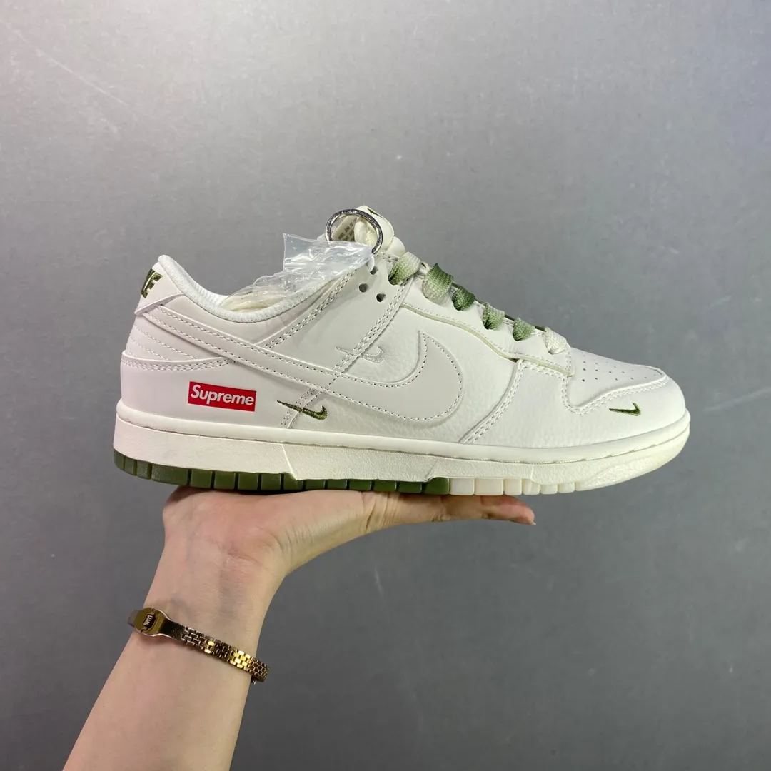 「コラボモデル」Supreme x Nike SB Dunk Low スニーカー