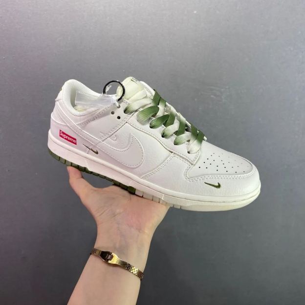 「コラボモデル」Supreme x Nike SB Dunk Low スニーカー