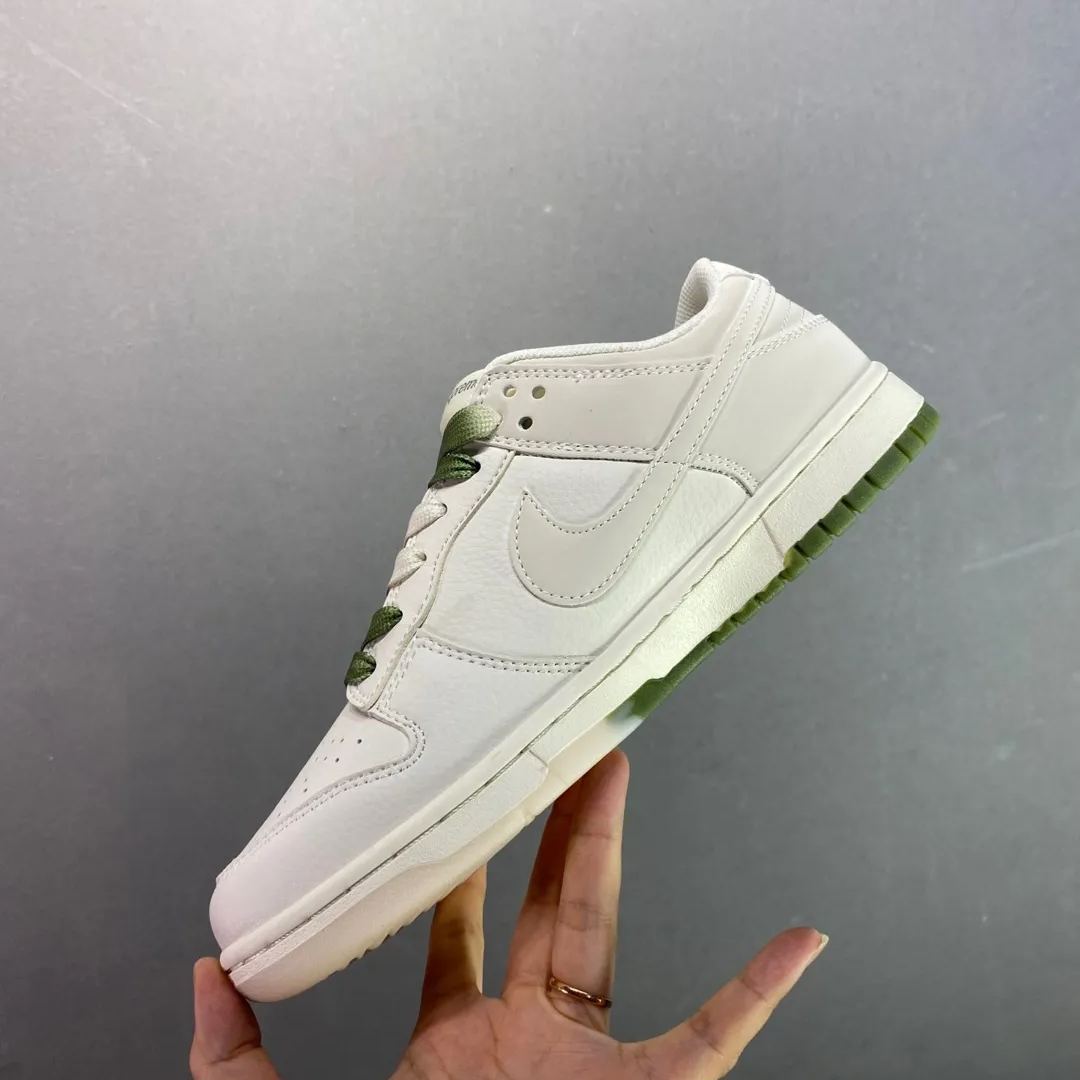 「コラボモデル」Supreme x Nike SB Dunk Low スニーカー