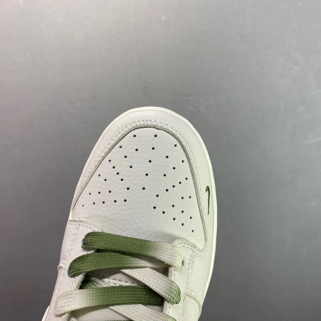 「コラボモデル」Supreme x Nike SB Dunk Low スニーカー