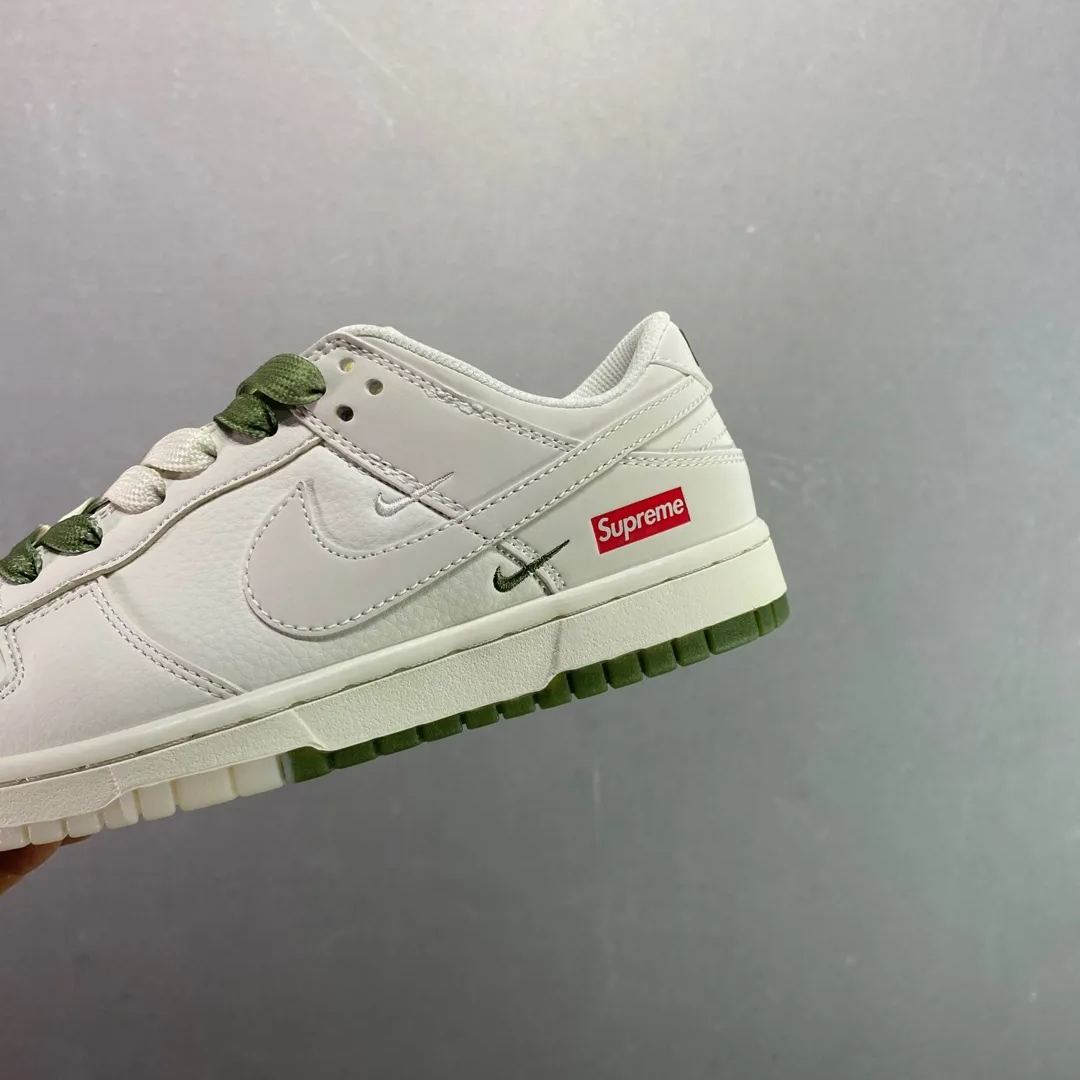 「コラボモデル」Supreme x Nike SB Dunk Low スニーカー