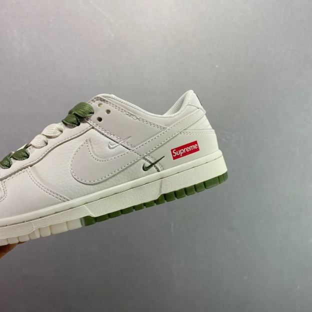 「コラボモデル」Supreme x Nike SB Dunk Low スニーカー