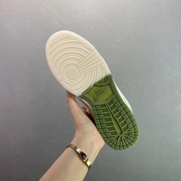 「コラボモデル」Supreme x Nike SB Dunk Low スニーカー