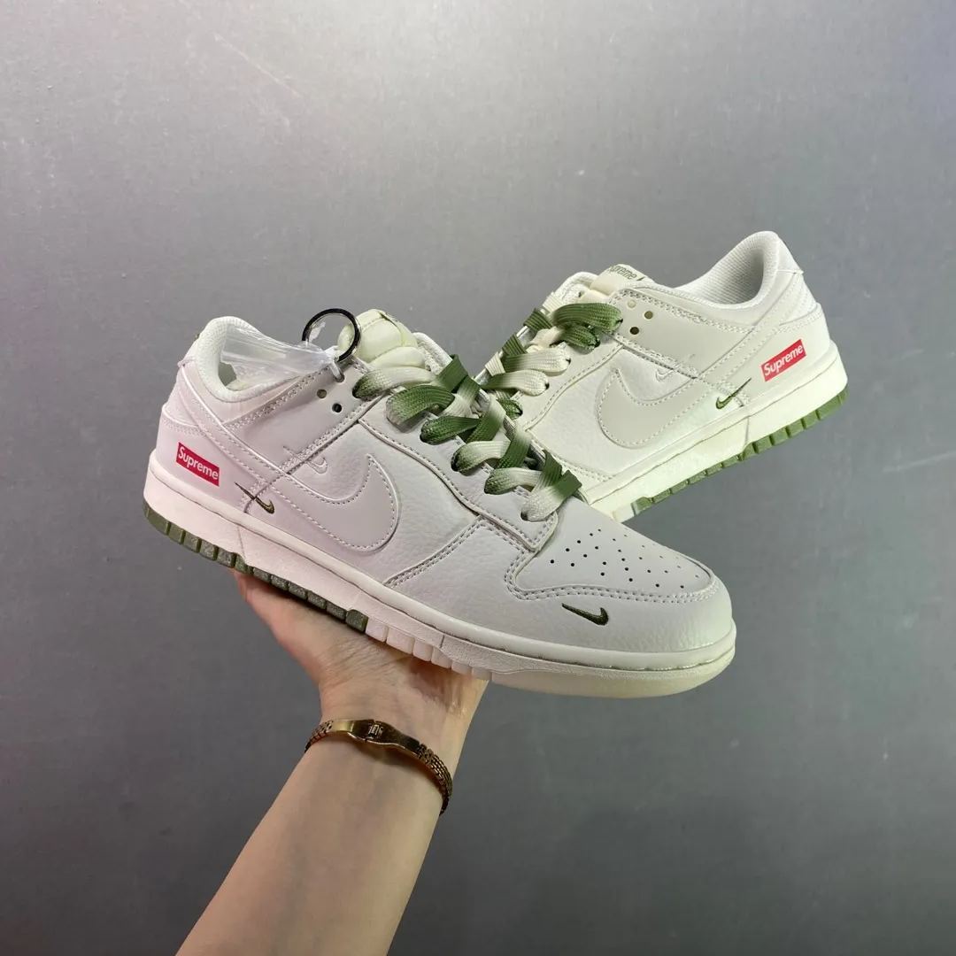 「コラボモデル」Supreme x Nike SB Dunk Low スニーカー